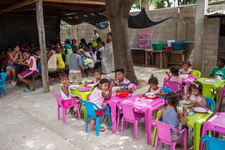 Niños de La Pista disfrutan del almuerzo en la cocina comunal de Hijos de La Guajira.