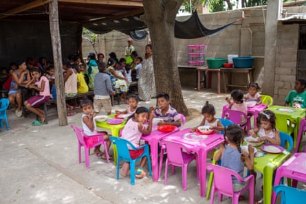 Niños de La Pista disfrutan del almuerzo en la cocina comunal de Hijos de La Guajira.