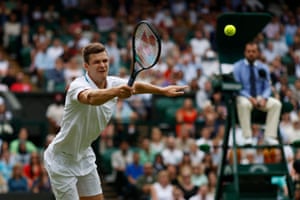 Hubert Hurkacz plays a return.