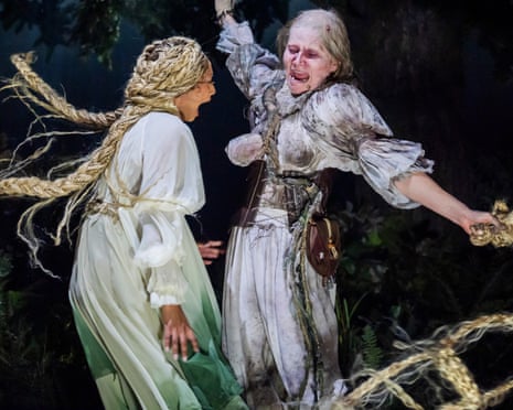 Coreógrafos y movimiento directores actuando en el escenario