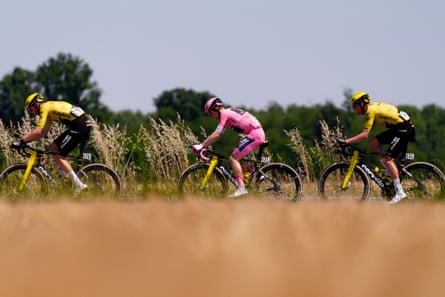 Jonas Vingegaard (centre) in action