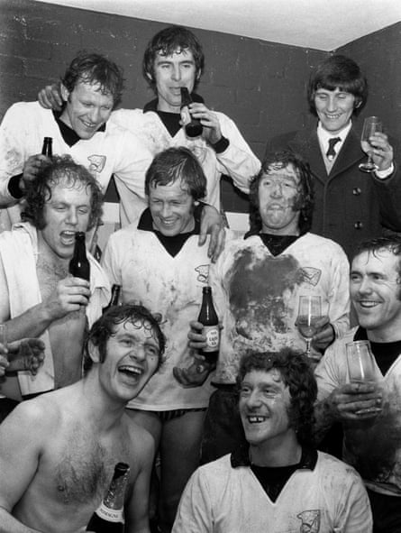 Ronnie Radford, en haut à gauche, célébrant avec ses coéquipiers de Hereford United en février 1972 après leur victoire contre Newcastle United.
