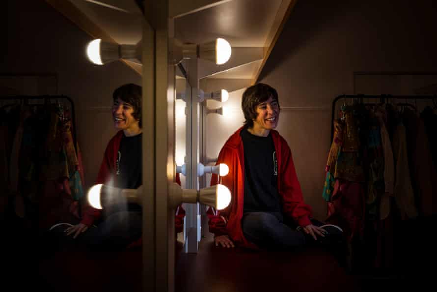 عضوة فريق التمثيل المتتالية سارة ماينوارينغ وراء الكواليس في مسرح جيلونج.