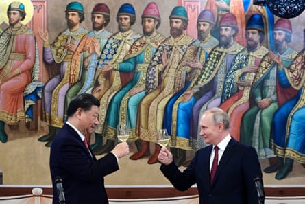 블라디미르 푸틴 러시아 대통령과 시진핑 중국 국가주석이 모스크바 얼굴궁전에서 만찬을 하고 있다.