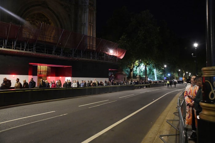 Les personnes en deuil font la queue pour rendre un dernier hommage à la reine dimanche soir.