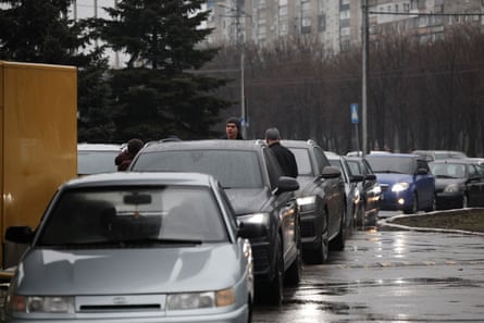 Motorists queue to leave Mariupol