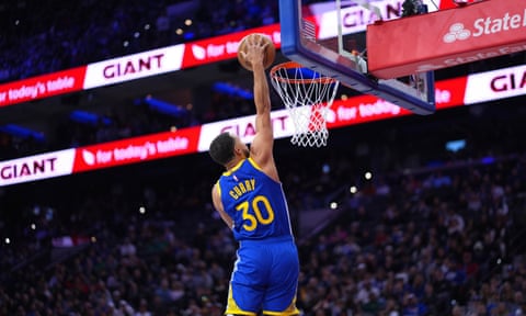 Golden State Warriors’ Stephen Curry goes up for a dunk v the 76ers
