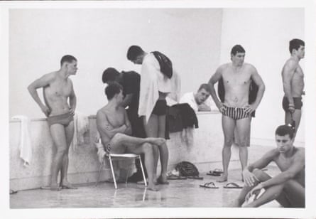Des nageurs, dont l'Australien Allan Wood, se reposent aux Jeux Olympiques de Tokyo en 1964