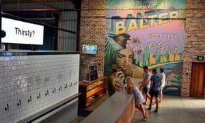Xem nội thất của quán rượu microbrewery Balter ở Currumbin, với những người bằng quầy bar.