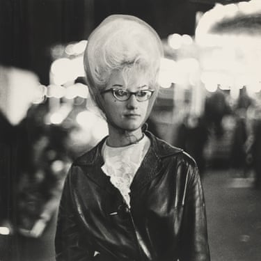 Woman with a very high beehive hairdo at the annual fair at Nieuwmarkt, Amsterdam April–May 1963
