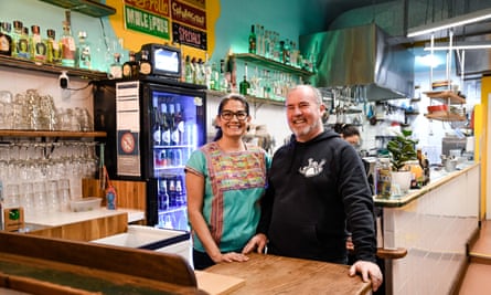 Daniella Guevara Munoz and Korjent van Dijk standing behind the bar in their restaurant