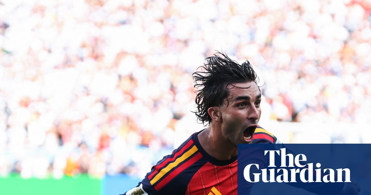 Paris Saint-Germain sign Ferran Torres from Barcelona in €50m deal