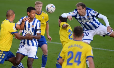 Monreal (right) in the thick of the action against Cádiz.