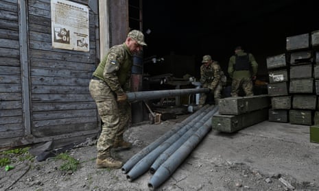 سربازان اوکراینی گلوله های MLRS را در نزدیکی خط مقدم در منطقه Zaporizhzhia آماده می کنند.
