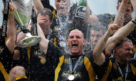 Lawrence Dallaglio løfter Premier League-trofeet etter Wasps' seier mot Leicester i 2008-finalen