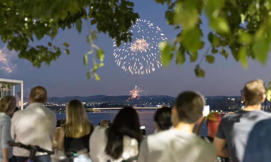 D'artifice près du lac Burley Griffin à Canberra.