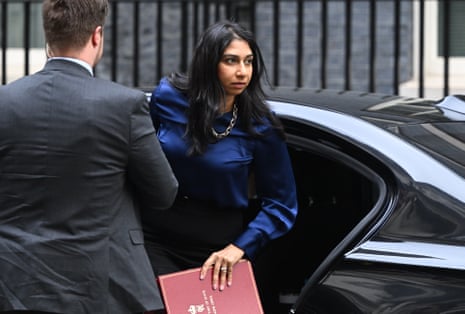 Suella Braverman, la ministra del Interior, llegando al gabinete esta mañana.  No 10 aún no ha dicho si Rishi Sunak ordenará o no una investigación sobre las afirmaciones de que violó el código ministerial.