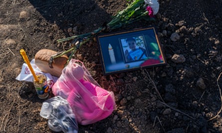 قرابين لإيفان البالغ من العمر ثماني سنوات، والذي توفي في هجوم الأسبوع الماضي.