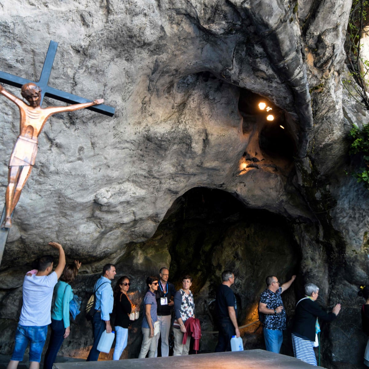 Nhìn lên thập giá Chúa Giêsu, các bệnh nhân tìm được niềm an ủi Nhìn lên thập giá Chúa Giêsu, các bệnh nhân tìm được niềm an ủi