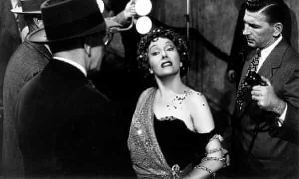 Sfida la nostra era dei social media... Norma circondata dai giornalisti