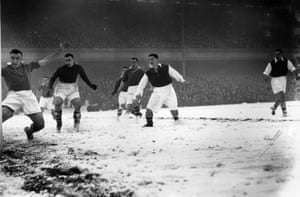 Arsenal score against Manchester United on 1 February 1947