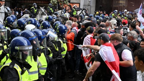 Protestocular Londra'daki aşırı sağ mitingde polisle çatışıyor-Video