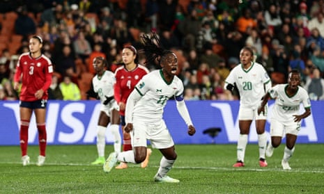 Zambiyalı Barbra Banda, Kosta Rika'ya karşı ikinci golünü kutluyor.