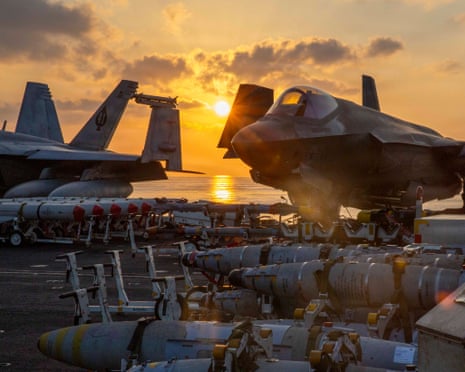 Ένα F-35C Lightning II οργανώνεται για πτητικές λειτουργίες στο θάλαμο πτήσης του αεροπλανοφόρου USS Abraham Lincoln στις 2 Μαρτίου 2026.