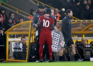 Liverpool manager Jürgen Klopp consoles Sadio Mane after the player came off after picking up an injury.