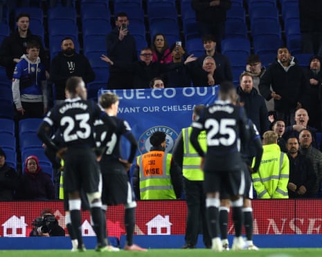 Игроки «Челси» выглядят удрученными после матча, поскольку болельщики реагируют на их плохую игру и поражение.
