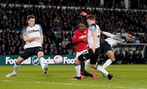 Odion Ighalo sidefoots in the second for United!