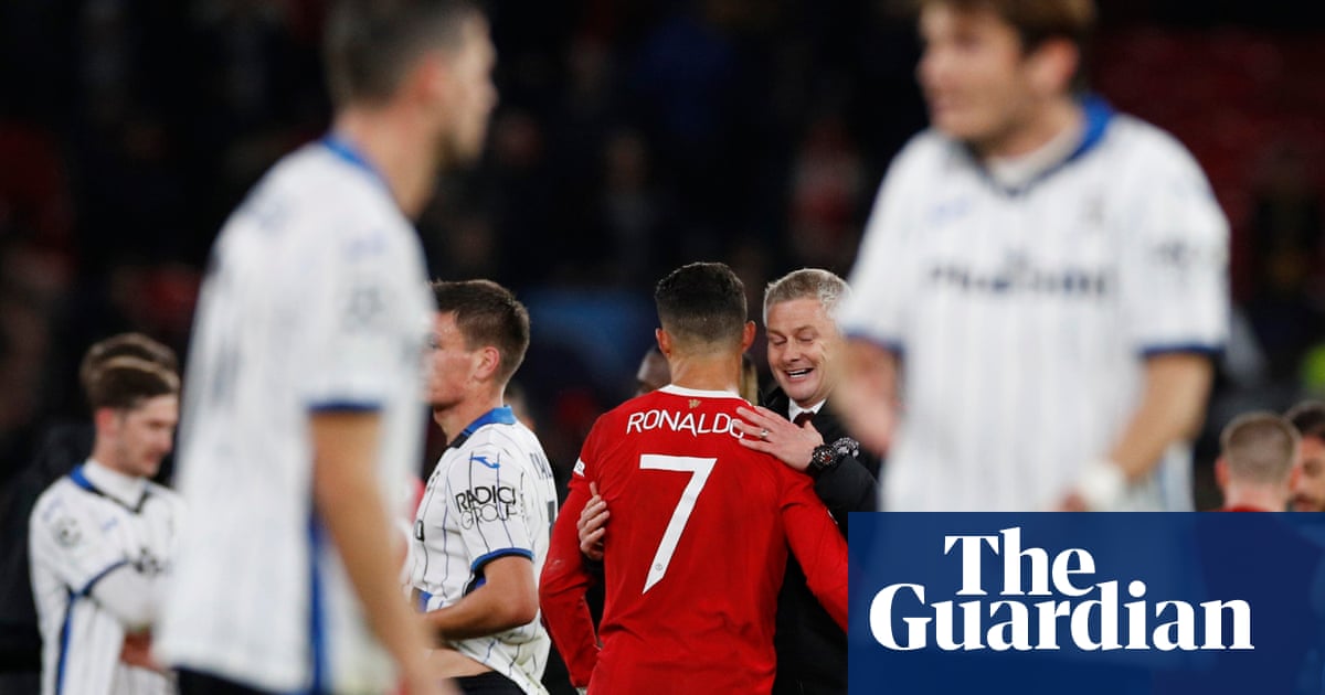 Manchester United fight back again and Bruce bows out – Football Weekly Extra