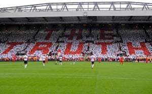 Un mosaico en The Kop antes del juego dice "The Truth" después de la reciente publicación del Informe Hillsborough arrojó una luz completamente nueva sobre la muerte de 96 fanáticos en 1989, justo antes del comienzo en el partido Liverpool v Manchester United Premier League en Anfield en septiembre de 2012.