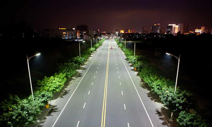 Environmentally friendly LEDs light up a roadway in Dongguan.