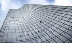 Alain Robert climbs the Skyper building in Frankfurt.