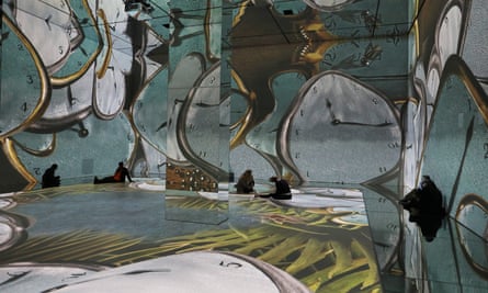 Les cadrans fondants de Salvador Dalí dans l'exposition immersive Frameless.