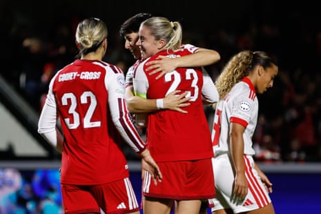 Alessia Russo celebrates with her teammates after making it 2-0 against Benfica