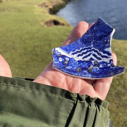 Un morceau de porcelaine cassée trouvé dans la rivière Wharfe près de Grassington