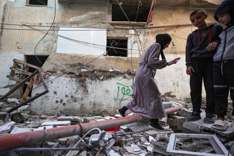 Palestiniens au milieu des débris d’un bâtiment endommagé après une incursion israélienne nocturne à Jénine.