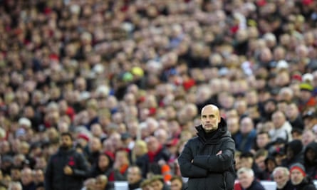 Pep Guardiola ser på på Anfield mens Manchester City-laget hans går mot nederlag.