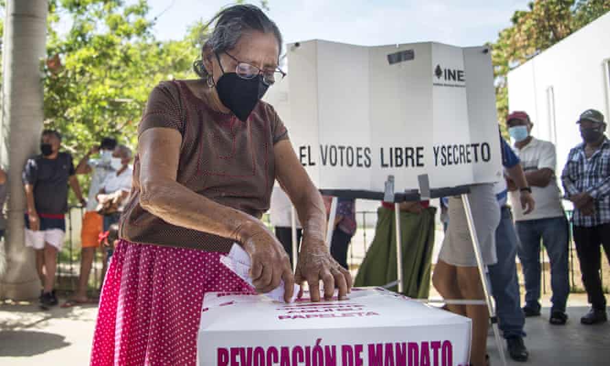 Una mujer votó en Tehuantepec, Oaxaca.