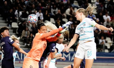 Magdalena Eriksson bat la gardienne du PSG Sarah Bouhaddi au ballon mais tête large