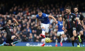 Everton’s Richarlison curls the ball home.