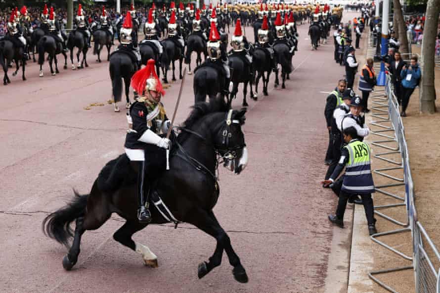 Un soldado intenta controlar su caballo mientras participa en un desfile militar durante la competencia Platinum Jubilee.