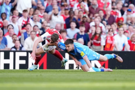 आर्सेनल के विक्टर ग्योकेरेस (बाएं) को न्यूकैसल यूनाइटेड के गोलकीपर निक पोप ने फाउल कर दिया।