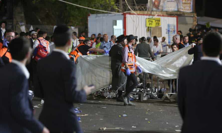 Les responsables de la sécurité et les sauveteurs israéliens inspectent les cadavres de dizaines de juifs ultra-orthodoxes décédés dans un écrasement à Lag Ba'Omer au mont Meron