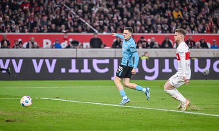 Florian Wirtz marca o gol do empate para o Bayer Leverkusen em Stuttgart