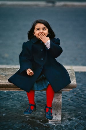 Menina esconde seu sorriso na Piazza Navona, Roma, Itália, 1990.