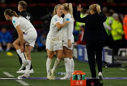 L'Anglaise Sarina Wiegman salue Beth Mead après l'avoir remplacée en demi-finale de l'Euro 2022