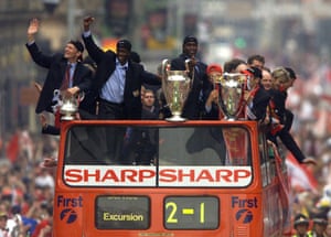 Andy Cole se queda con el trofeo de la Liga de Campeones mientras el Manchester United desfila sus cubiertos de plata triples en 1999.